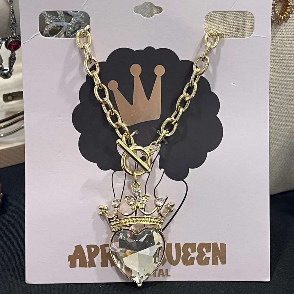 NWT Gold Tone Queen Crown Heart Pendant Toggle Necklace